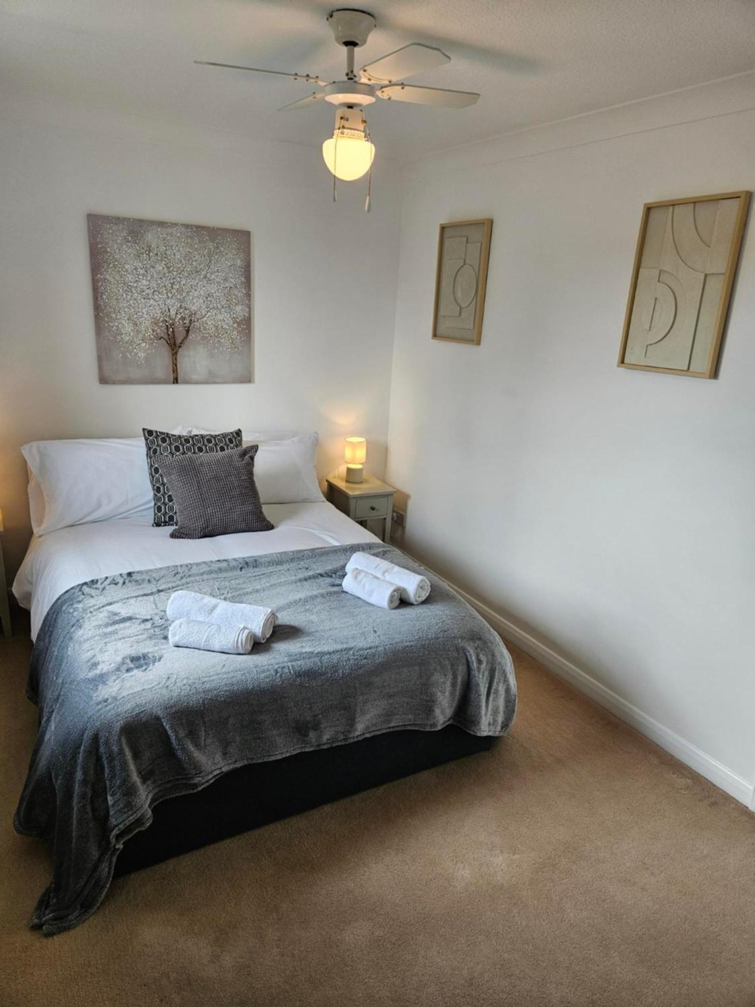 Redcot Gardens Stamford 4 Bed Contractor Familt Home With Parking Esterno foto