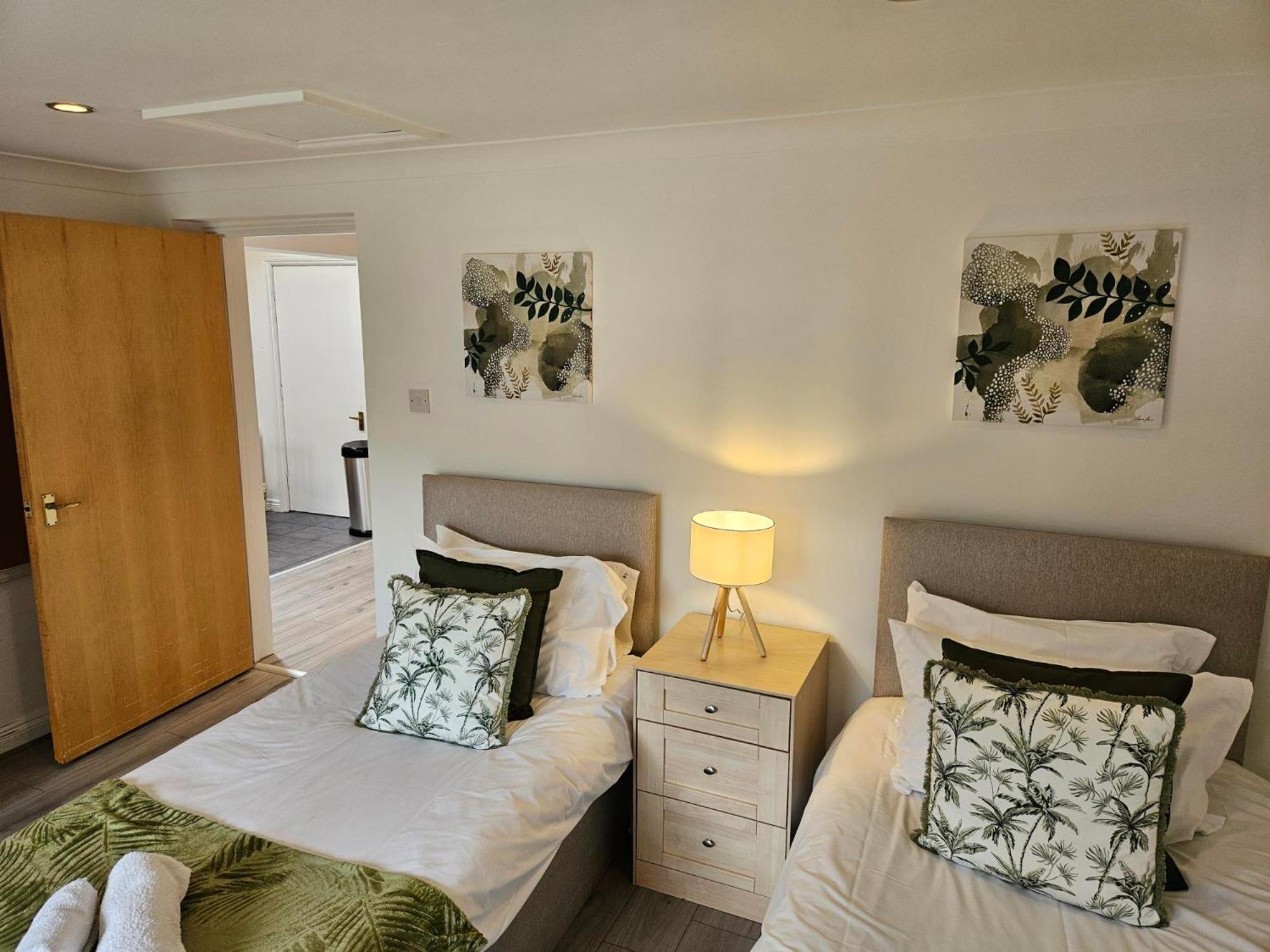 Redcot Gardens Stamford 4 Bed Contractor Familt Home With Parking Esterno foto