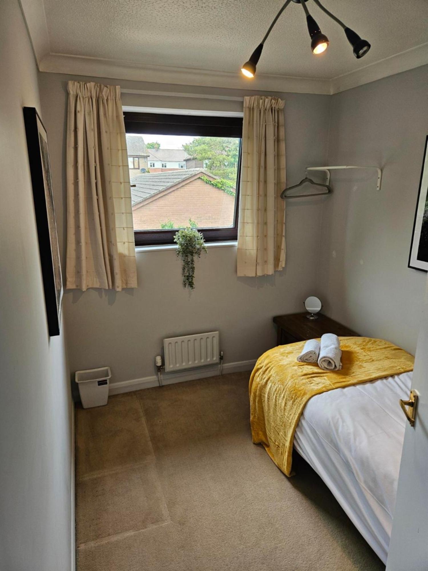Redcot Gardens Stamford 4 Bed Contractor Familt Home With Parking Esterno foto